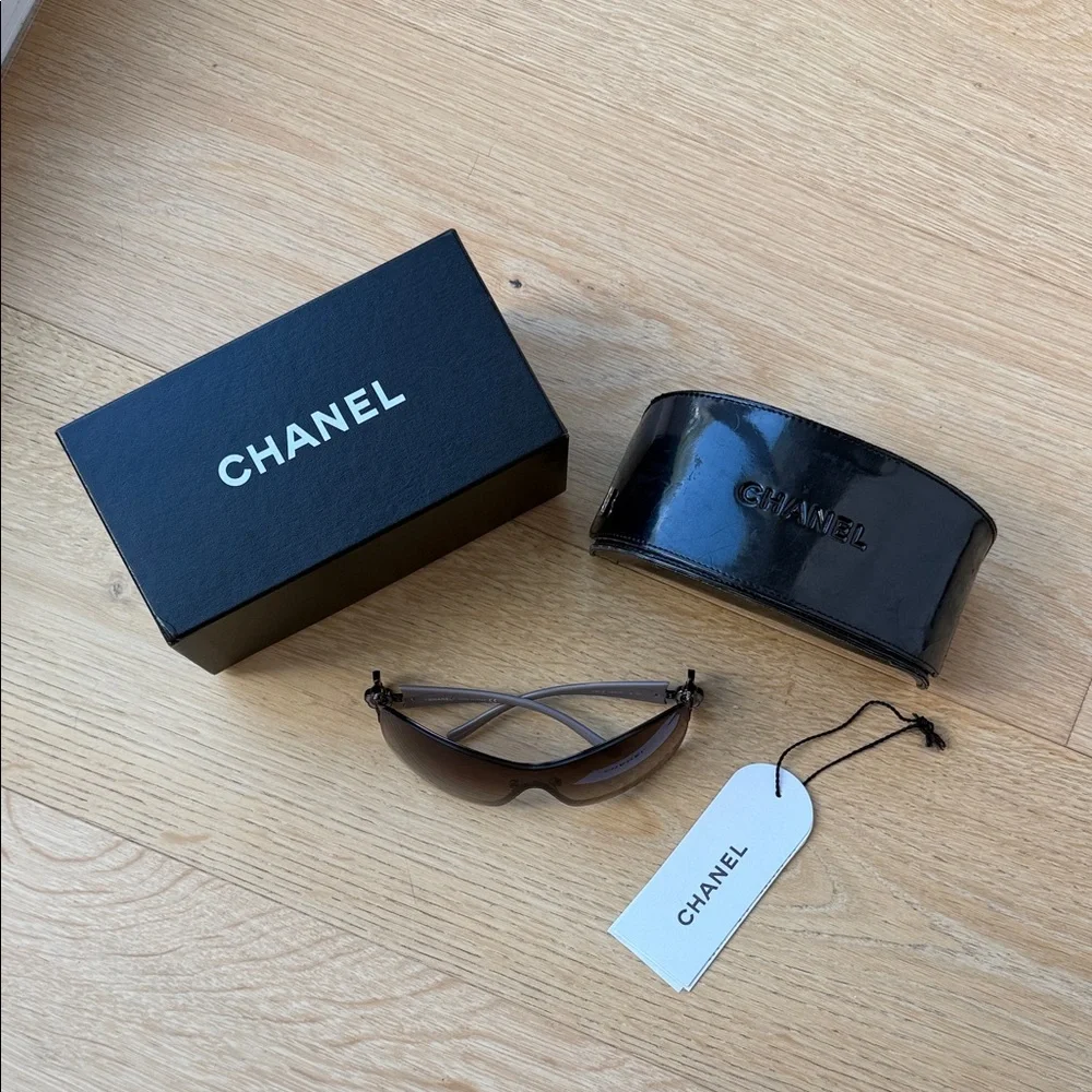 CHANEL Brown Gradient Shield Sunglasses with Camellia Detail - Picture 3 of 5